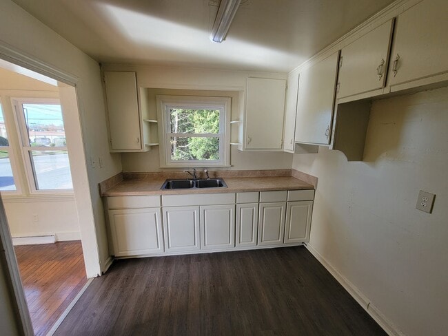 4922 W Market St in Greensboro, NC - Building Photo - Building Photo