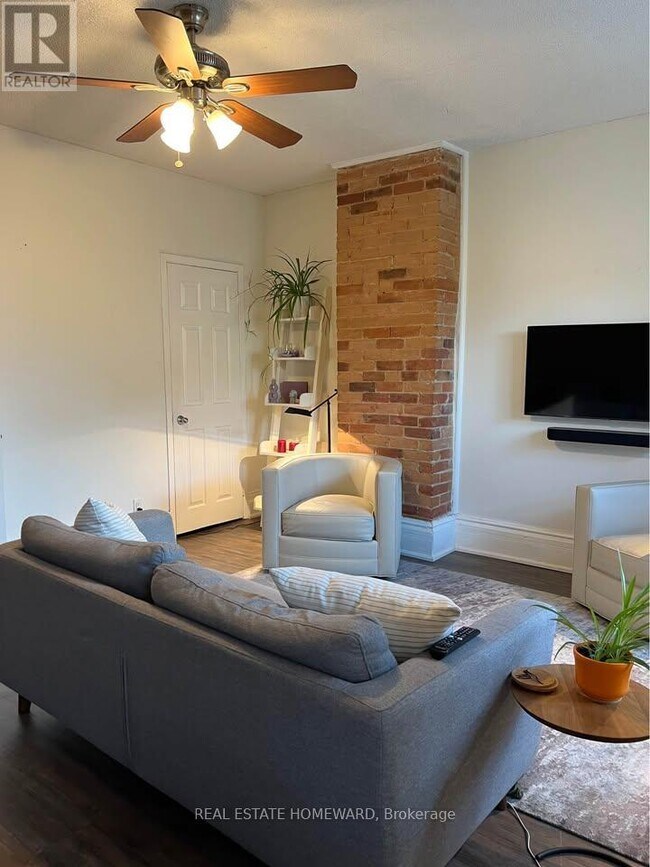 244 Bathurst St in Toronto, ON - Building Photo - Building Photo