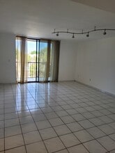 8615 NW 8th St, Unit 402 in Miami, FL - Building Photo - Building Photo