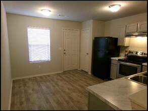 10 Wisteria Dr in Little Rock, AR - Foto de edificio - Building Photo