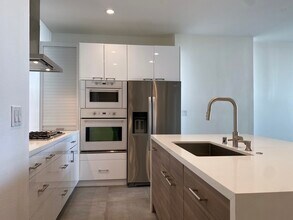 2221 Ocean Ave, Unit 205 in Santa Monica, CA - Building Photo - Building Photo