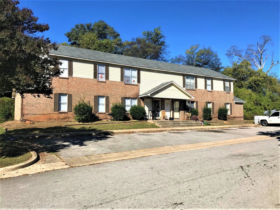 1401 Henry Dr in Athens, AL - Building Photo