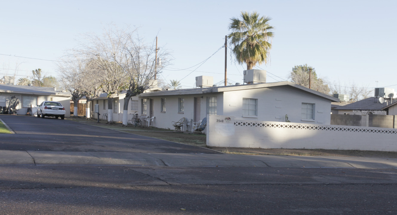 2546 W Orangewood Ave in Phoenix, AZ - Building Photo