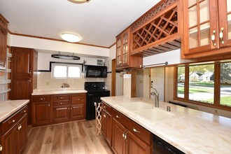 554 Robertson St in Wauwatosa, WI - Building Photo - Building Photo
