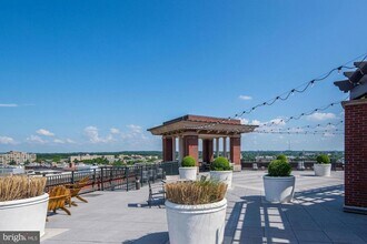 1390 Kenyon Street NW, Unit 201 in Washington, DC - Foto de edificio - Building Photo