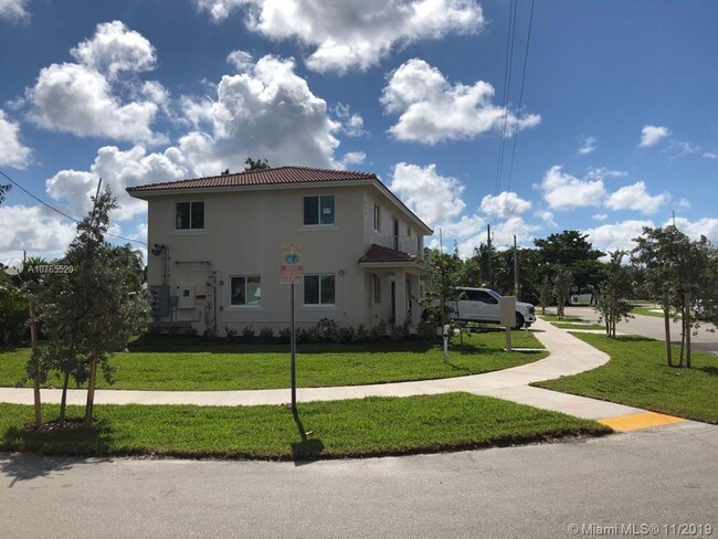 715 N 59th Ave in Hollywood, FL - Building Photo - Building Photo