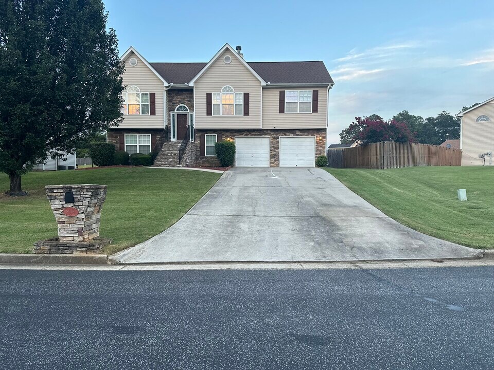 3076 Cotton Indian Cir in Ellenwood, GA - Building Photo