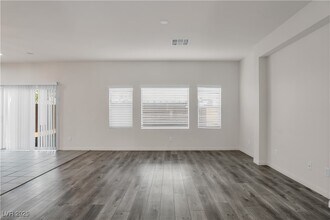10073 Icicle Rdg Ct in Las Vegas, NV - Building Photo - Building Photo