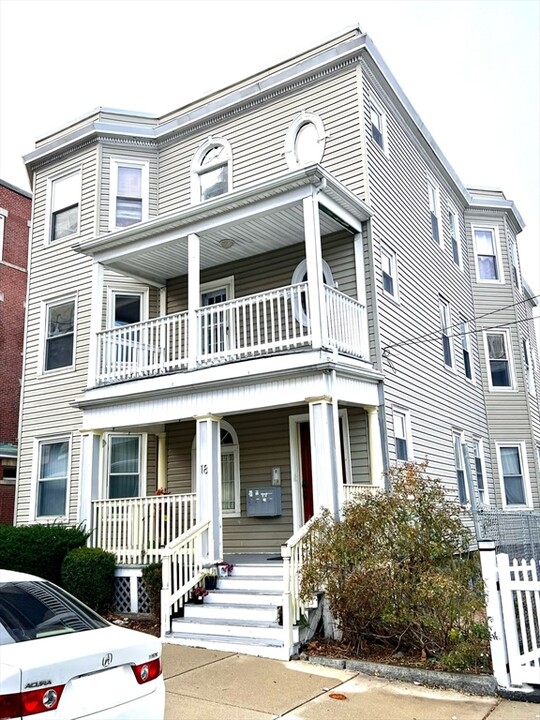 18 Tudor St in Chelsea, MA - Foto de edificio