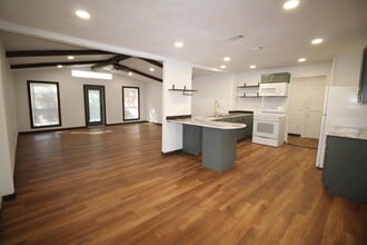 1015 W Kuykendall St in Grand Saline, TX - Building Photo - Building Photo