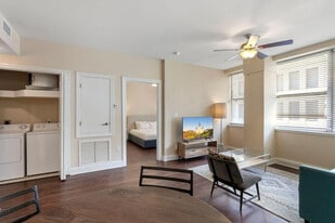 925 Common St in New Orleans, LA - Building Photo