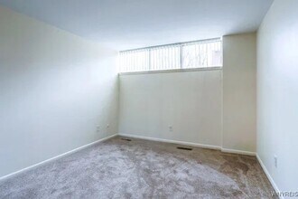 1525 Amherst Manor Dr in Williamsville, NY - Foto de edificio - Building Photo