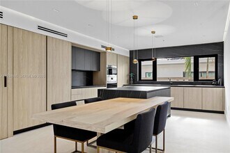 1661 Daytonia Rd in Miami Beach, FL - Building Photo - Building Photo