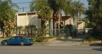 504 S Barranca Ave in Covina, CA - Foto de edificio - Building Photo