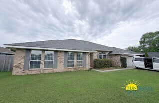 2165 Castle Grove Dr in Navarre, FL - Building Photo