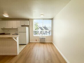 5611 Fulcher Ave in Los Angeles, CA - Foto de edificio - Building Photo