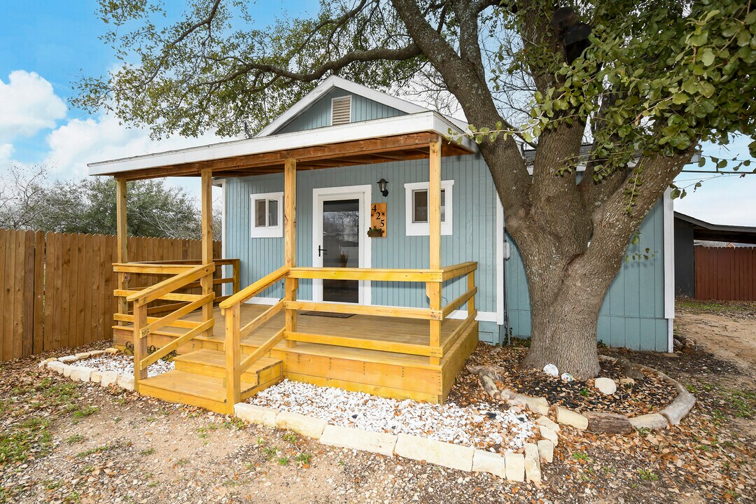425 Palo Alto Dr in Von Ormy, TX - Building Photo