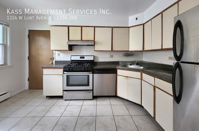 1322 W Lunt Ave, Unit 206