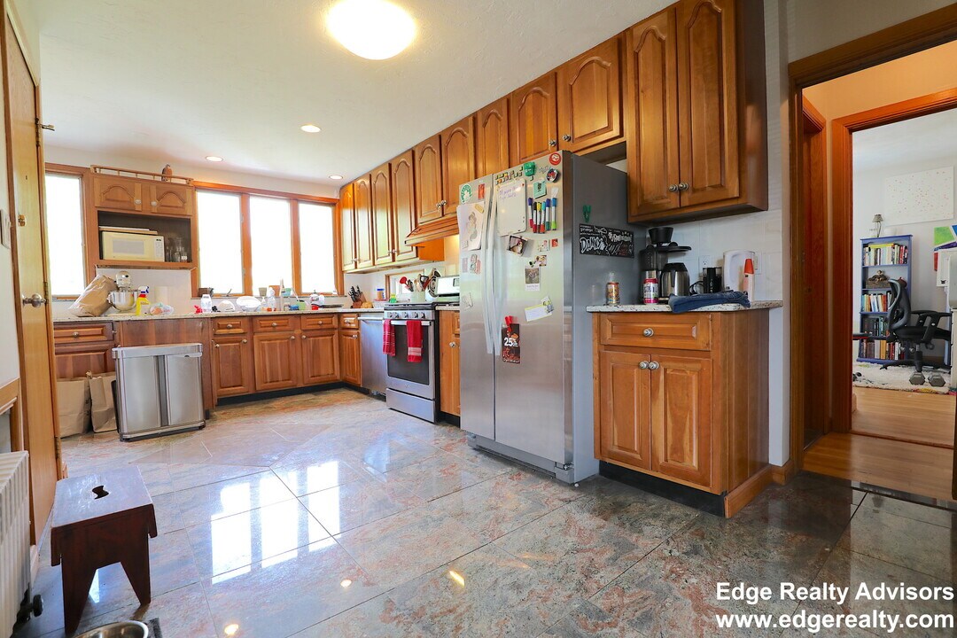 33 Claymoss Rd, Unit 2 in Boston, MA - Foto de edificio