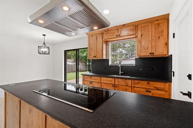 property at 103 N Summit St