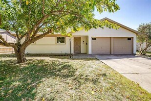 921 Willow Cir S in Burleson, TX - Building Photo