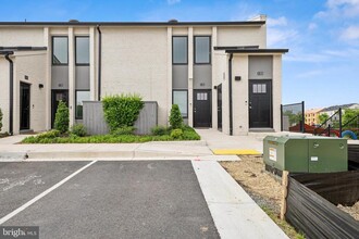 19520 Village Walk Dr in Montgomery Village, MD - Building Photo - Building Photo