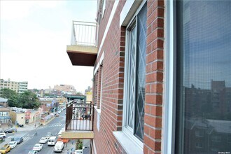 70-38 Broadway-Unit -4B in Queens, NY - Building Photo - Building Photo