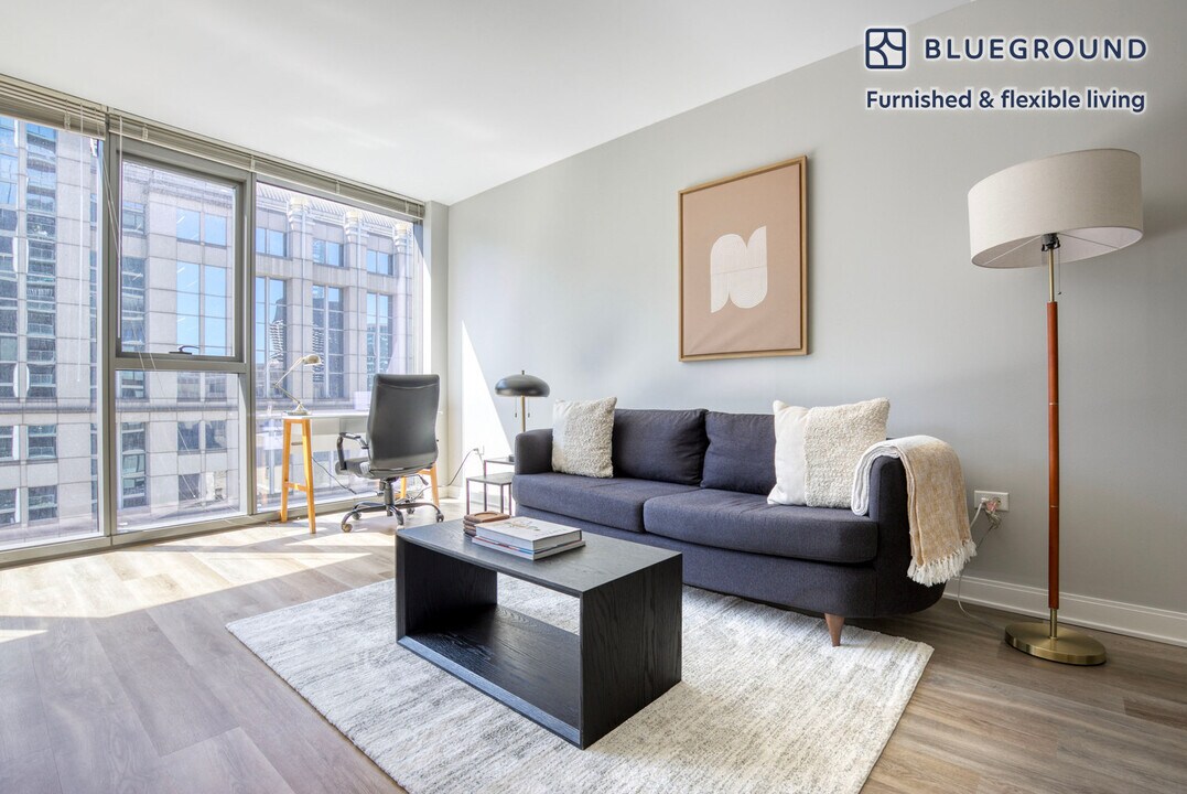 210 N Wells St in Chicago, IL - Building Photo