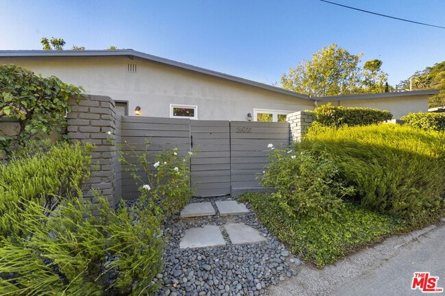 2601 Nichols Canyon Rd in Los Angeles, CA - Building Photo - Building Photo