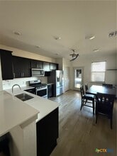 120 New Hampton Wy in San Marcos, TX - Foto de edificio - Building Photo