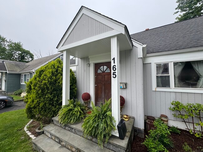 165 Greenfield Dr in Bridgeport, CT - Building Photo - Building Photo