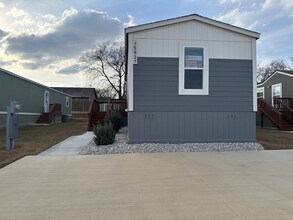 15927 S Flores Rd in San Antonio, TX - Building Photo - Building Photo