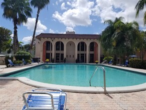 10814 N Kendall Dr in Miami, FL - Building Photo - Building Photo