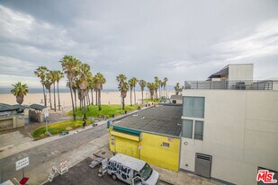 8 Brooks Ave in Los Angeles, CA - Building Photo
