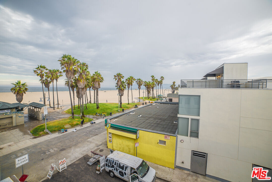 8 Brooks Ave in Los Angeles, CA - Building Photo