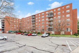 27 Northill St in Stamford, CT - Building Photo