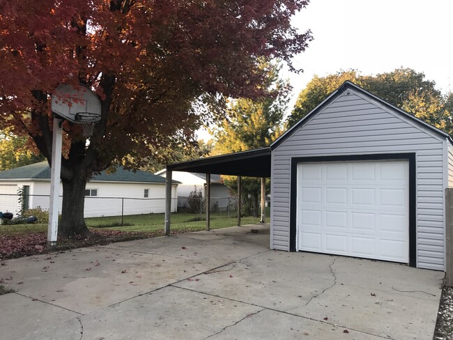 608 River Ln in Loves Park, IL - Foto de edificio - Building Photo