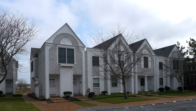 Oyster Point in Greenport, NY - Foto de edificio - Building Photo