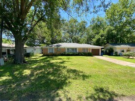 114 S Hearon Dr in Whitehouse, TX - Building Photo