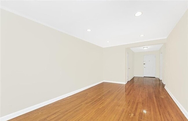 2102 Holland Ave in Bronx, NY - Foto de edificio - Building Photo