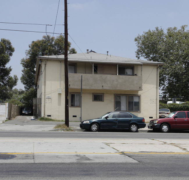 11811 Burbank Blvd in Valley Village, CA - Foto de edificio - Building Photo