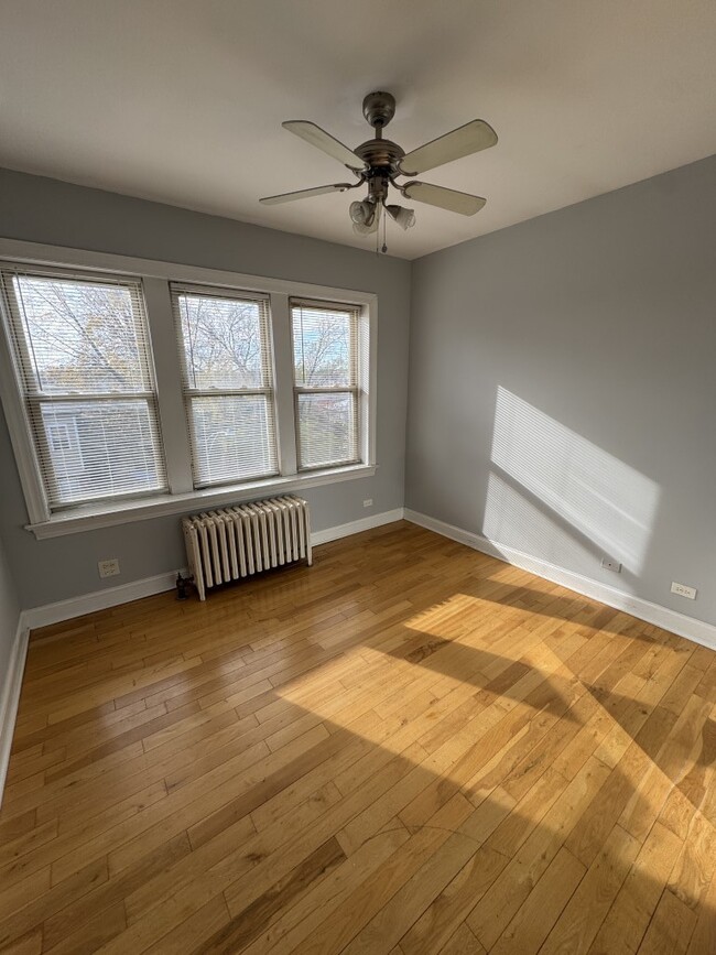 4542 W George St in Chicago, IL - Foto de edificio - Building Photo