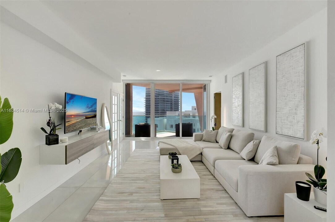 300 South Pointe Dr in Miami Beach, FL - Building Photo
