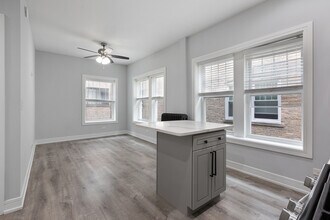 1063 W Glenlake Ave in Chicago, IL - Building Photo - Building Photo