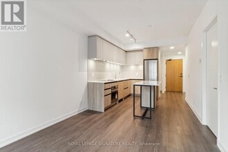 8 Beverley Glen Blvd in Vaughan, ON - Building Photo - Building Photo