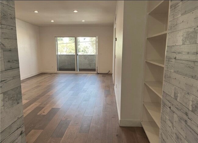 6255 Woodman Ave, Unit 203 in Van Nuys, CA - Foto de edificio - Building Photo