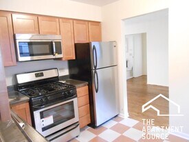 1644 W Sherwin Ave, Unit 2B in Chicago, IL - Building Photo