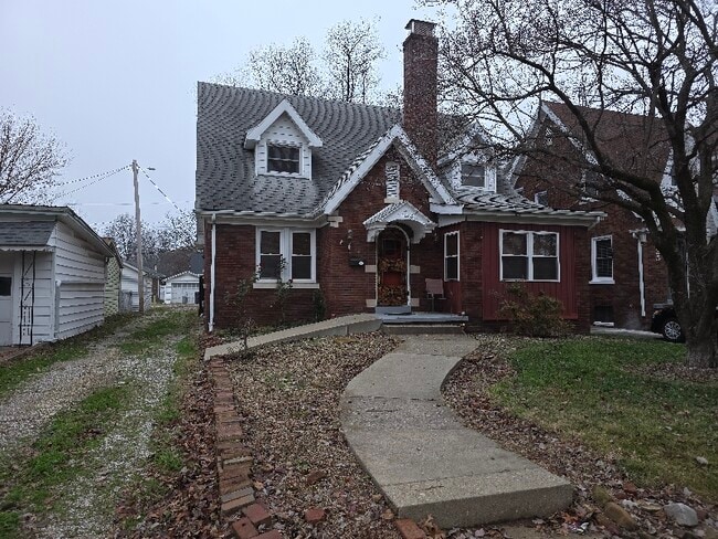 property at 727 S Rotherwood Ave