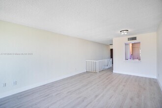 9210 Fontainebleau Blvd in Miami, FL - Building Photo - Building Photo