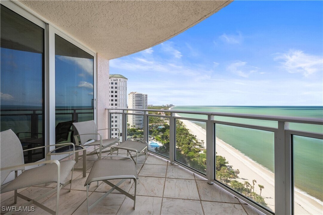 8231 Bay Colony Dr in Naples, FL - Building Photo